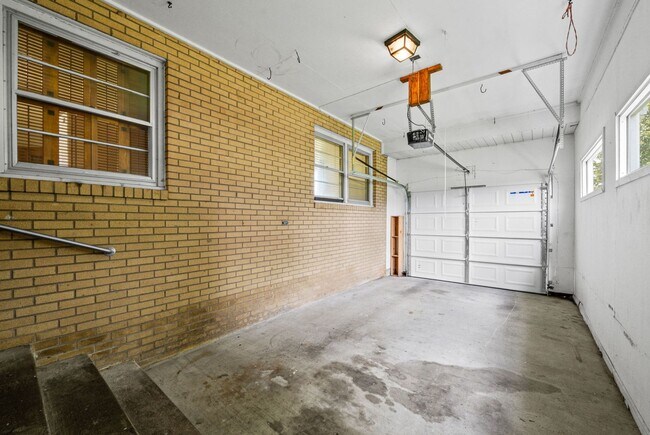 Building Photo - Pet Friendly Two Bedroom!