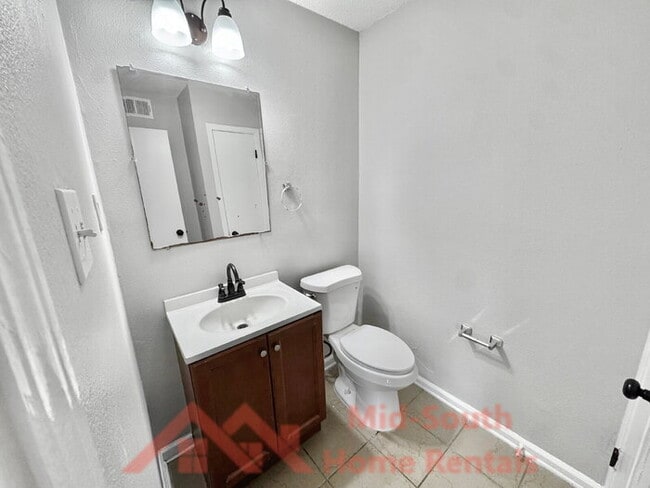 Building Photo - 1742 E Holmes Rd