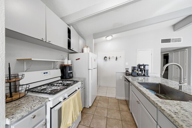 Building Photo - 4102 Sherwood Ln