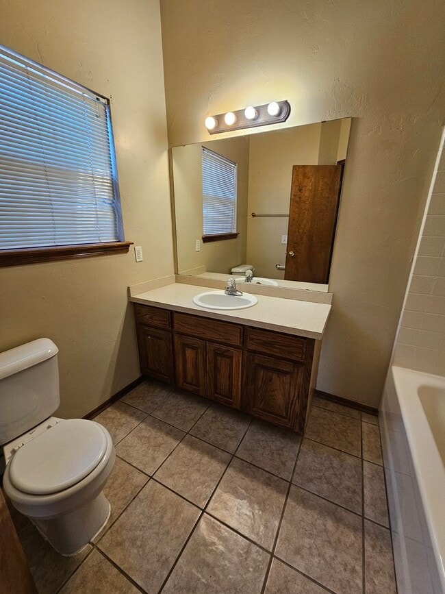 Building Photo - (3) Bed/(2) Bath SE OKC Avail NOW! Moore P...