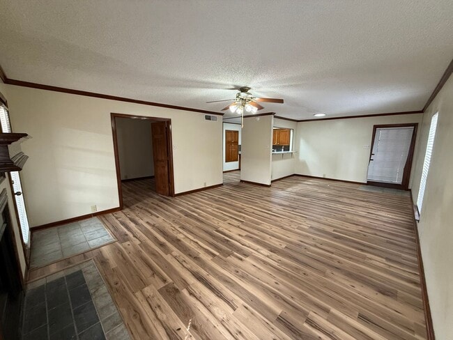 Building Photo - 3BD 2BA FLAT APARTMENT DOWNSTAIRS
