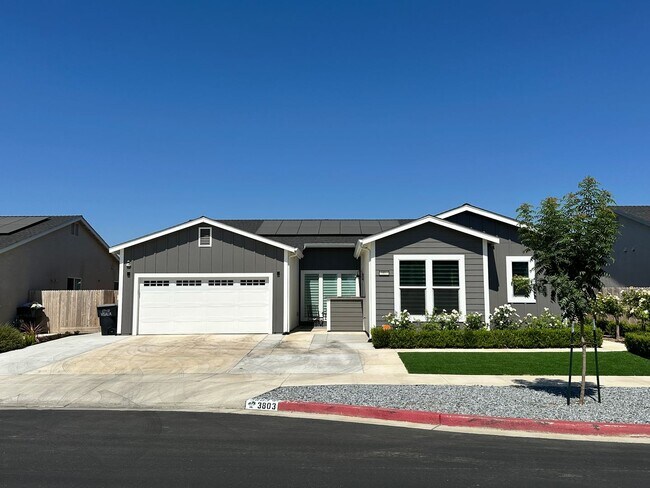 Building Photo - 3803 N Santa Fe St