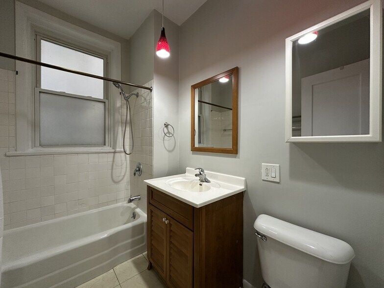 Building Photo - 4118 N Clarendon Ave