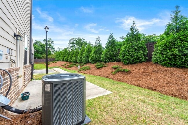 Building Photo - 2170 Trelipe Dr