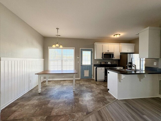 Building Photo - Move-In Ready 2 Bedroom, One Story Home – ...