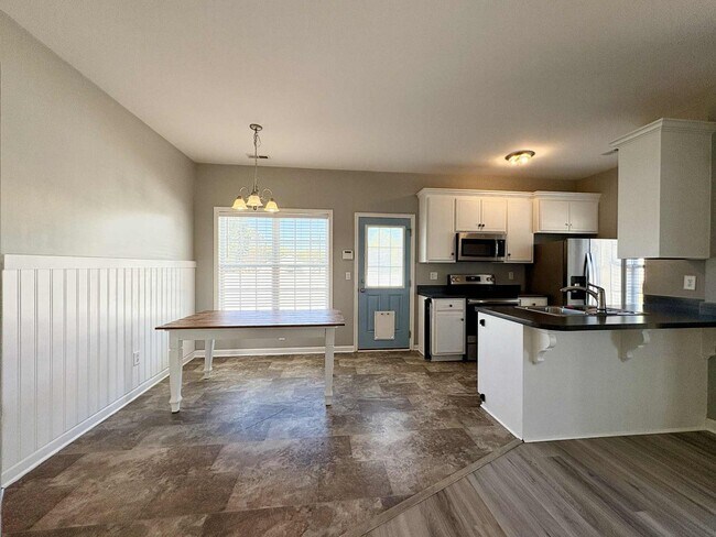 Building Photo - Move-In Ready 2 Bedroom, One Story Home – Convenience Meets Comfort!