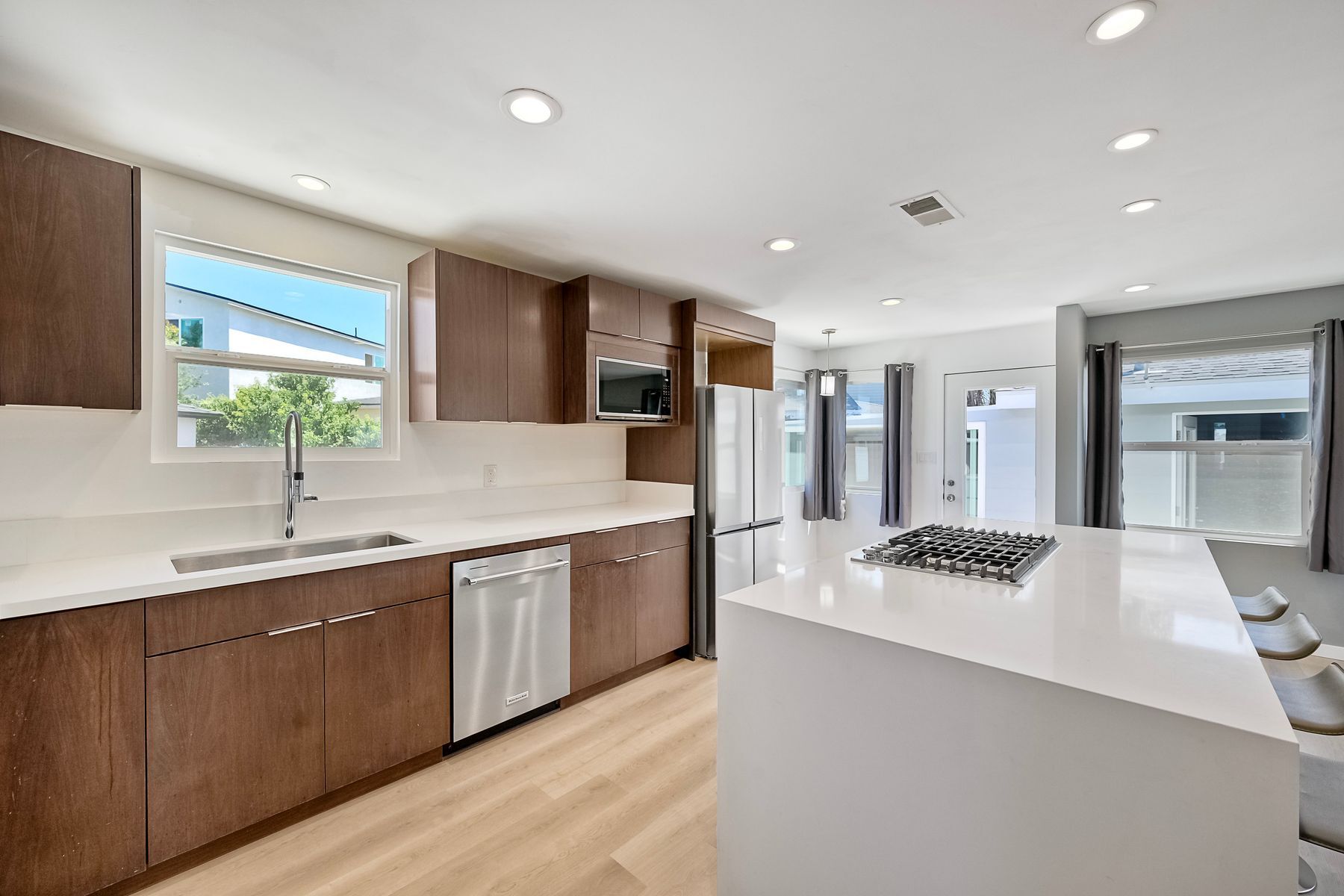 Building Photo - 6258 Pembroke Dr