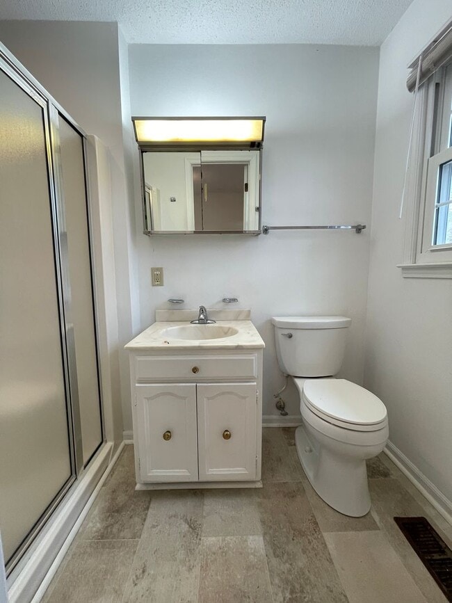 Building Photo - Lovely 3br 2ba home in quiet Chapel Hill neighborhood, walking distance to McDougle Elementary!