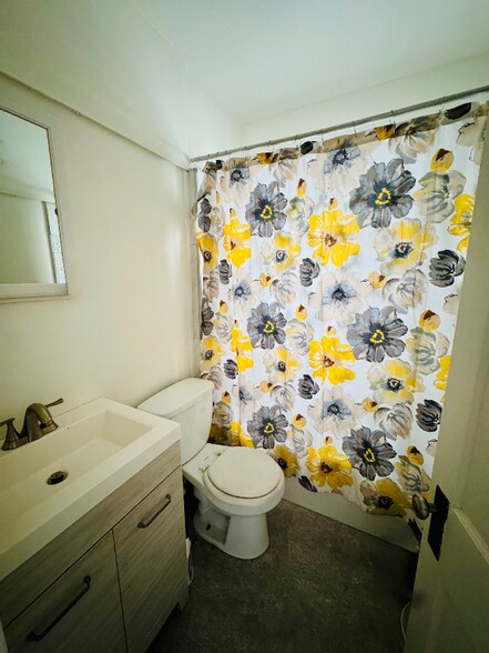 Building Photo - 2027 Chesterland Ave