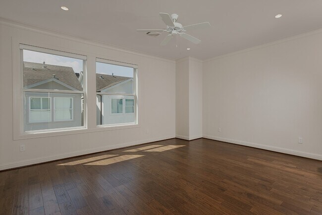 Building Photo - 2503 Lake Front Cir