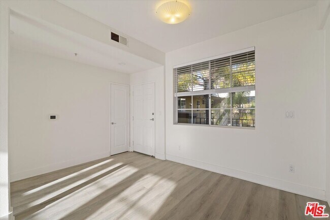 Building Photo - 1225 Armacost Ave