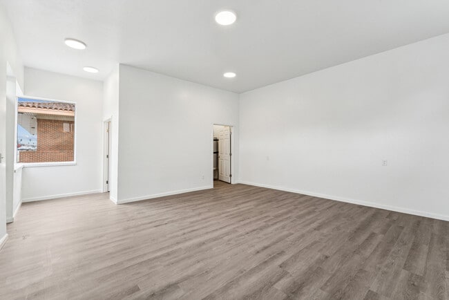 Building Photo - 911 - Office