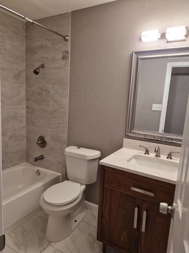 Building Photo - 15735 Munson Ln