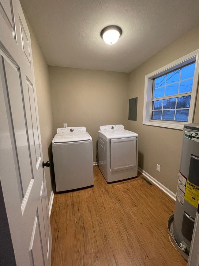 Building Photo - 2 bed 2 bath Duplex with Garage