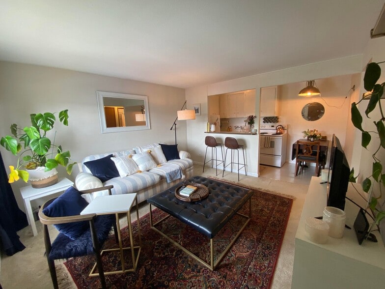 Building Photo - 2349 W Newton St