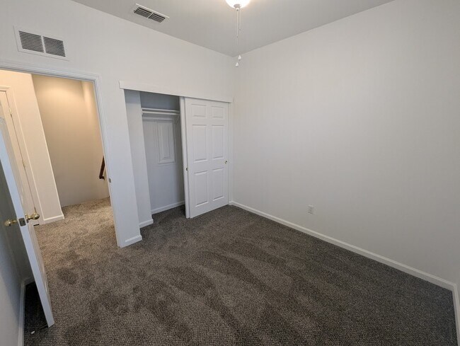 Building Photo - 910 Sierra View Cir