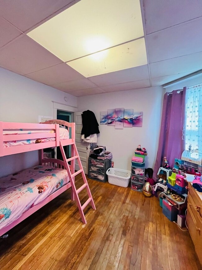 Building Photo - Large 3 bedroom on a great quiet street.