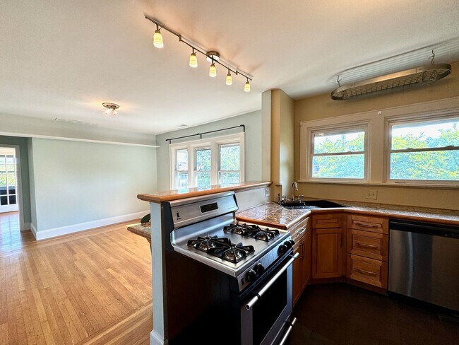 Building Photo - 505-507 W McMillan