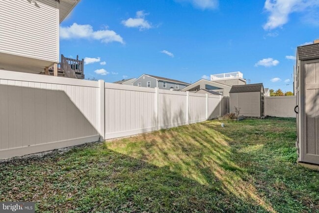 Building Photo - 413 W Beach Ave