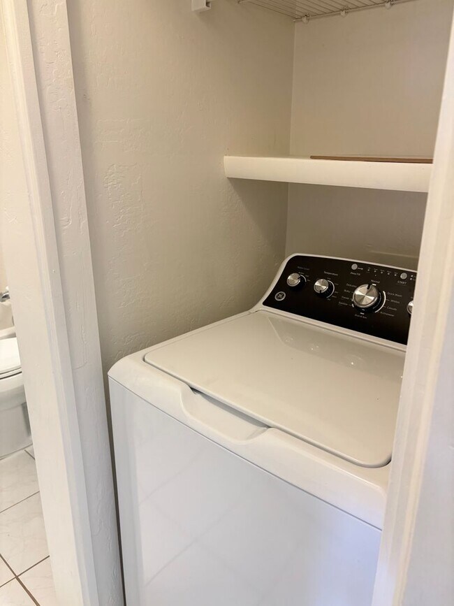 Building Photo - **COZY 2 BEDROOM/1 BATHROOM/GARAGE CONDO I...