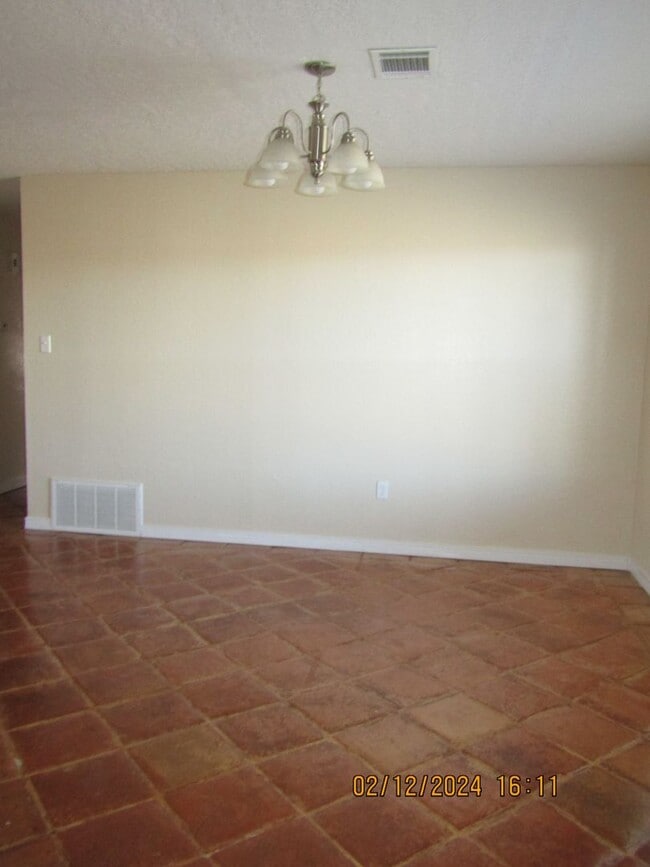 Building Photo - Home located in the Cache area!