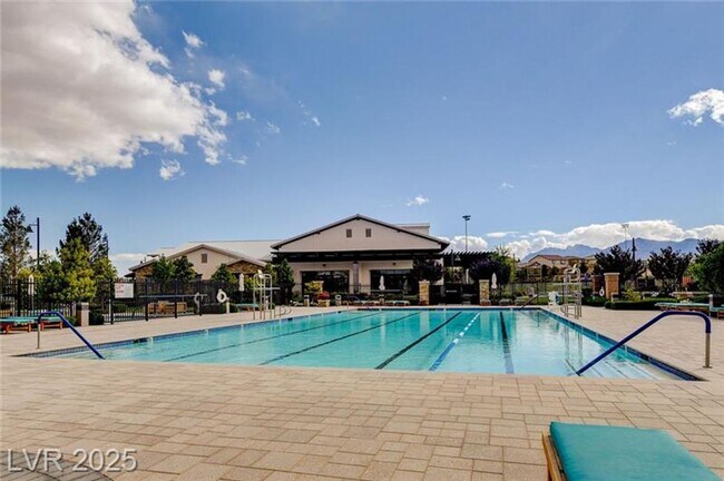 Building Photo - Stunning 3 Bedroom in Skye Canyon Master P...