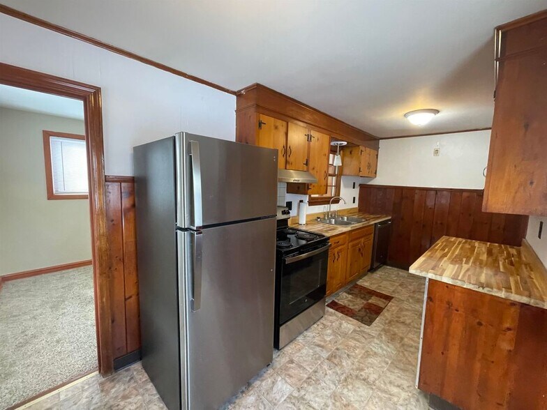 Building Photo - 7 Central