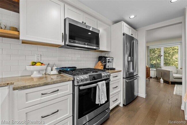 Building Photo - 704 Oakbrook Ridge Dr