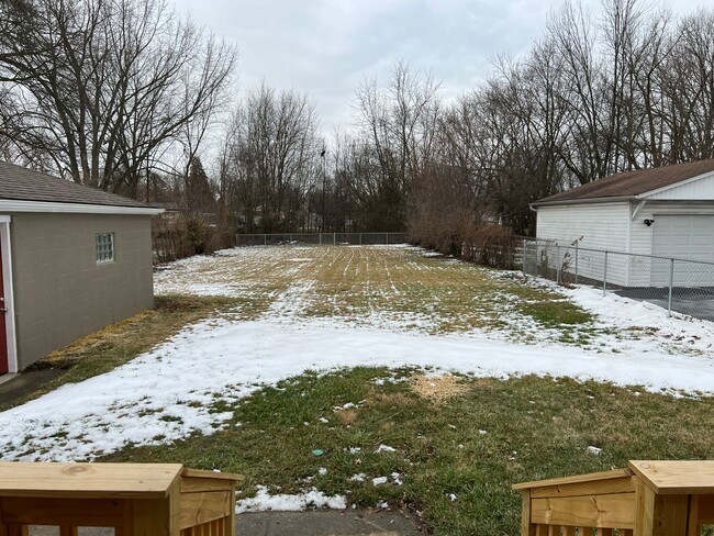 Building Photo - 4 Bedroom with a Huge Fenced Back Yard!