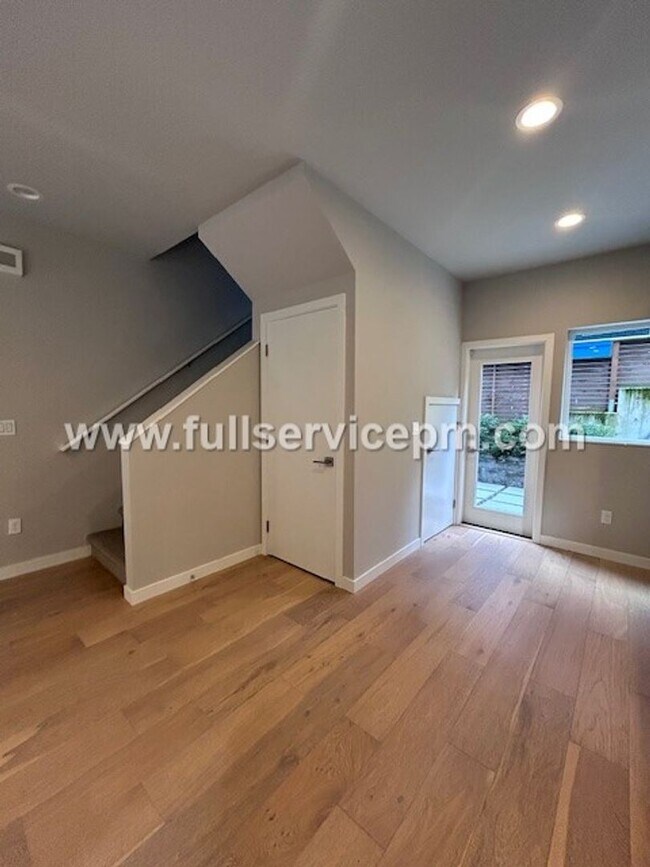 Building Photo - Contemporary 3 BD Mt. Baker Townhome! Location!!