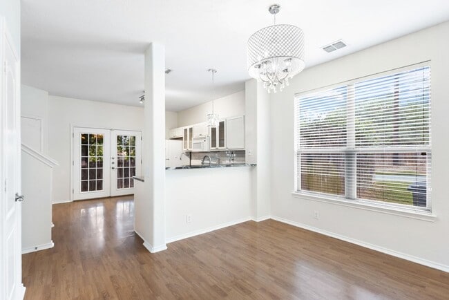 Building Photo - 3 Bedroom2.5 Bath The Plaza Subdivision