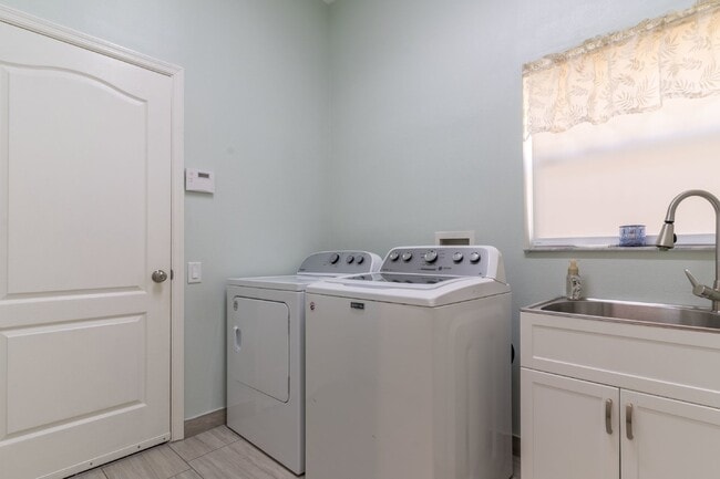 Building Photo - Beautiful 4/2 home Located on a tree lined street in the gate of country club community of the Hu...