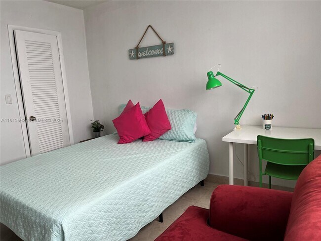 Building Photo - 2920 Point E Dr