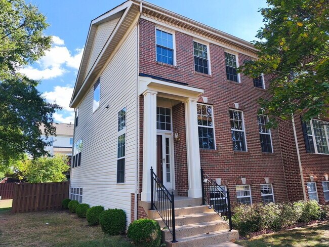 Building Photo - Exceptional End-Unit Townhome with Expansi...