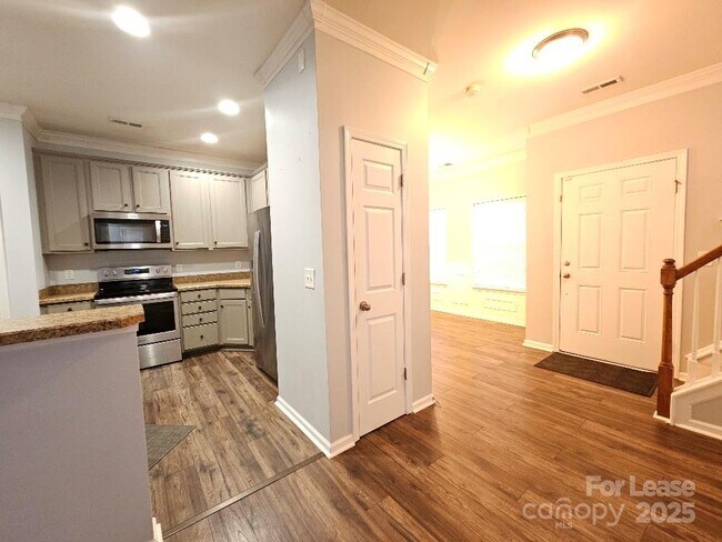 Building Photo - 2219 Crosscut Dr