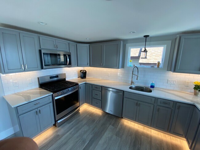 Building Photo - 31 Shoreline Dr