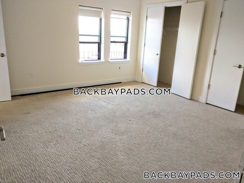 Building Photo - 1126 Boylston St