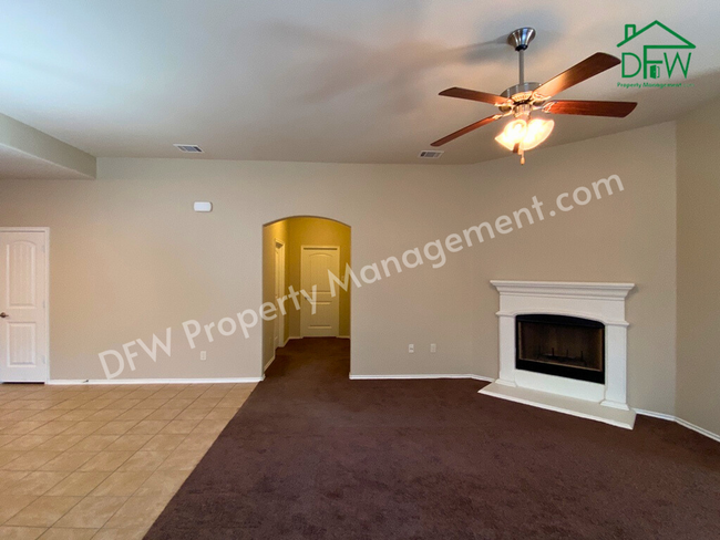 Building Photo - Stunning 4 Bedroom 2 Bathroom 2-Car Garage...