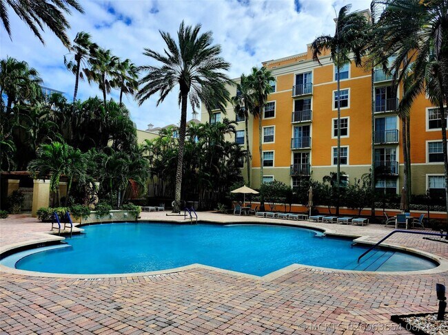 Building Photo - 720 S Sapodilla Ave
