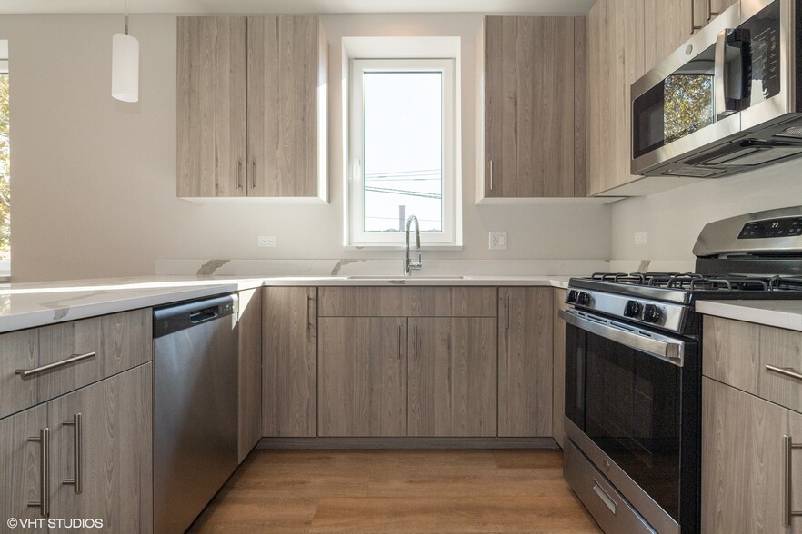 Building Photo - 3216 N Karlov Ave