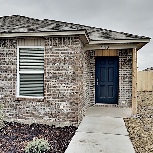 Building Photo - Very Nice 3 Bedroom 2 Bath Home in Yukon S...