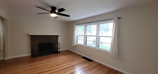 Building Photo - Beautiful, cozy 3 bedroom 2 bath house nea...