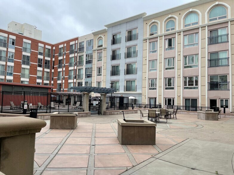 Community courtyard - 450 J St