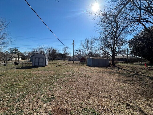 Building Photo - 514 E Center St