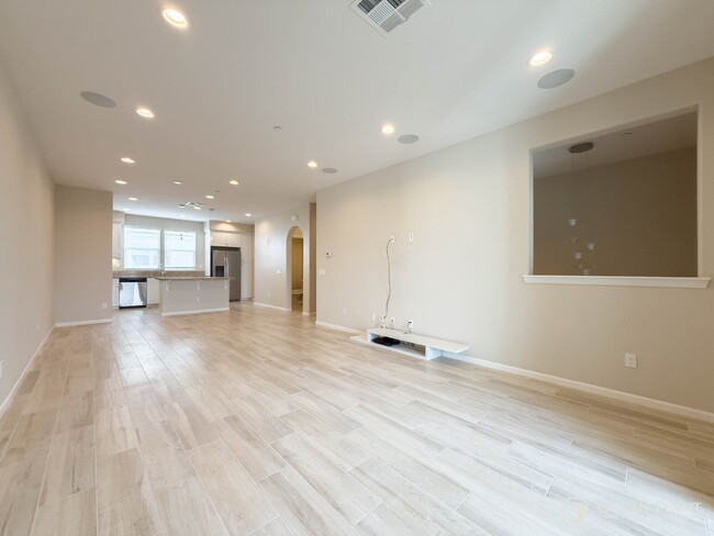 Building Photo - 3 Bedroom Condo for Rent in Oxnard by the ...