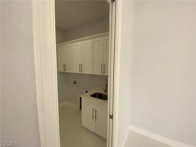 Building Photo - 3738 SE Santa Barbara Pl