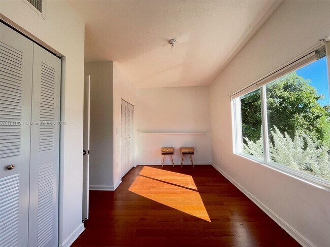 Building Photo - 1525 SW 9th St