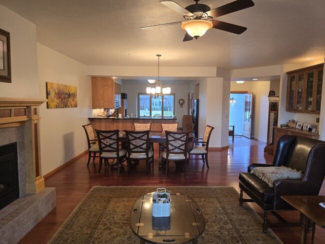 Building Photo - 3300 Graf St