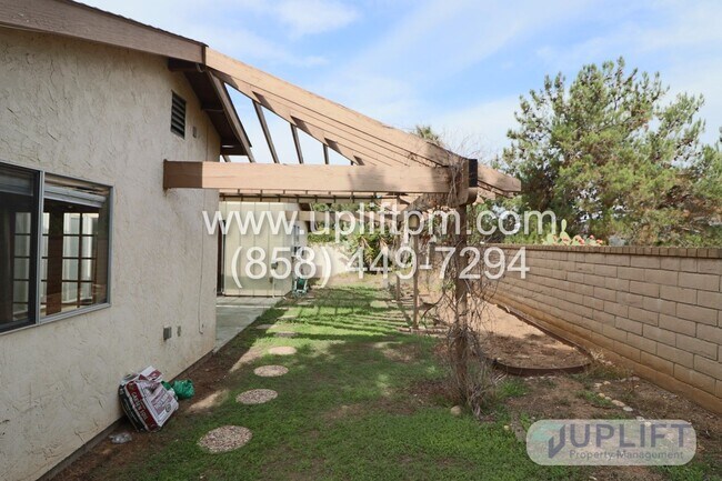 Building Photo - 3 Bed, 2 Bath House w/ 2-Car Garage, Priva...
