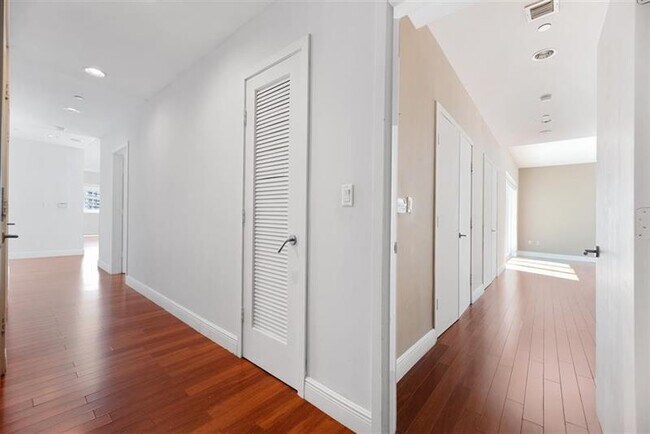 Building Photo - 6103 Aqua Ave